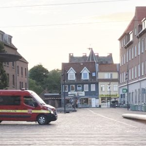 Johtoauto Odensen keskustassa hiljaisena kesäiltana.