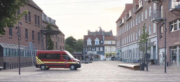 Johtoauto Odensen keskustassa hiljaisena kesäiltana.