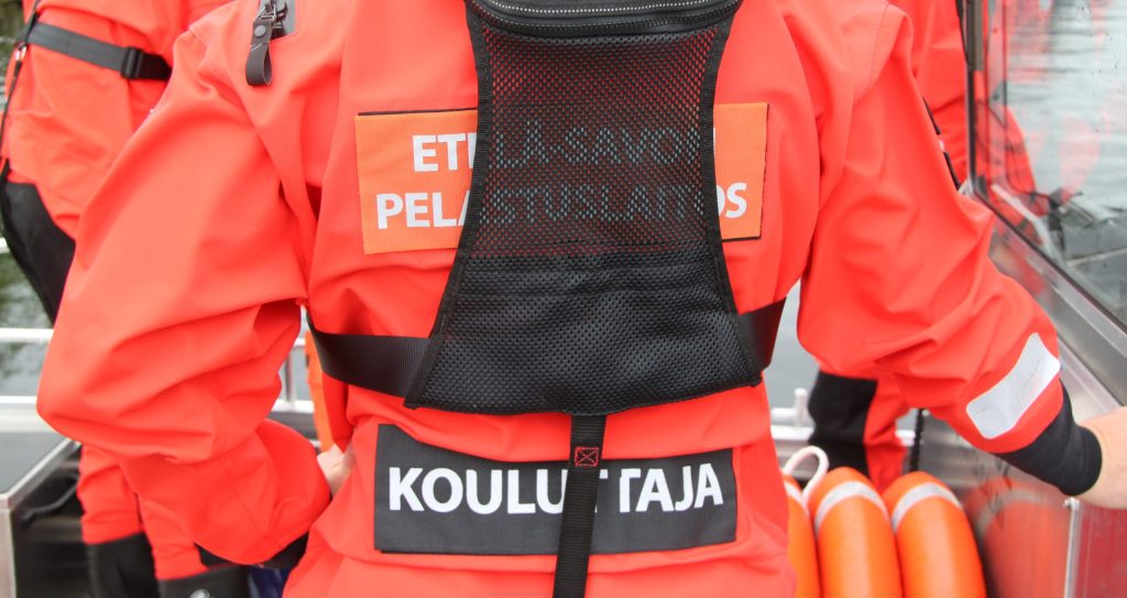 Venetoiminnan kouluttaja takaapäin kuvattuna.