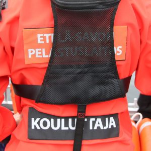 Venetoiminnan kouluttaja takaapäin kuvattuna.