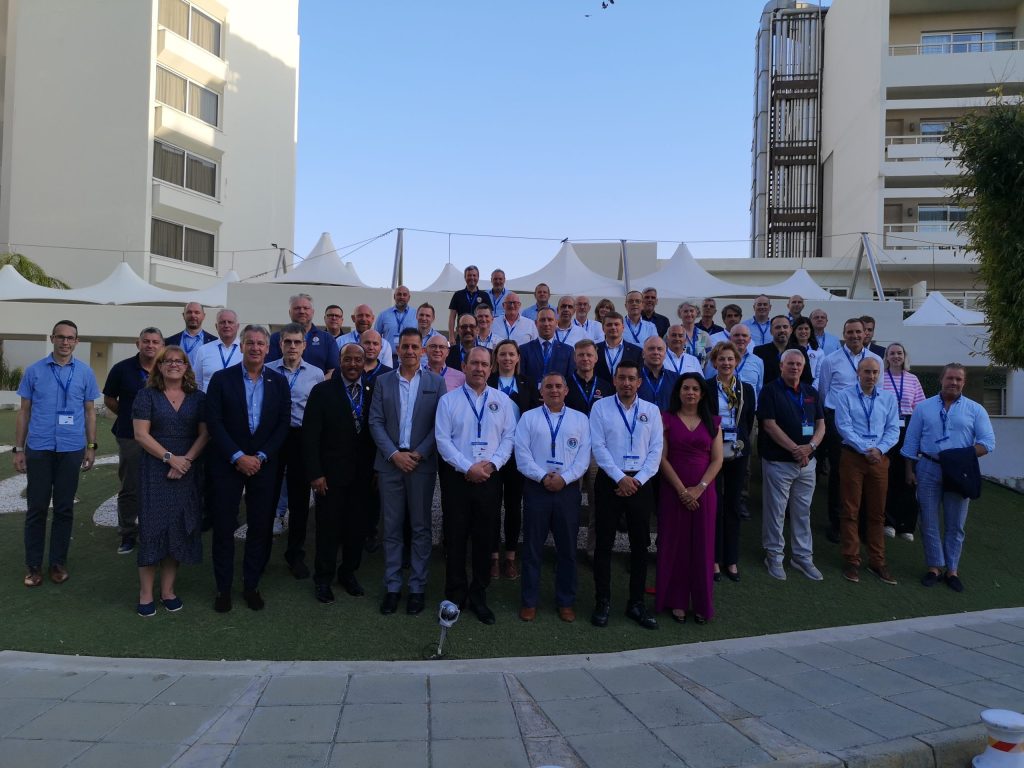 FEUn neuvoston jäsenet yhteiskuvassa Kyproksen Limassolissa.