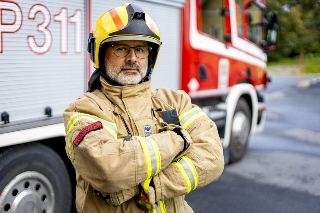 Pelastaja paloauton vieressä