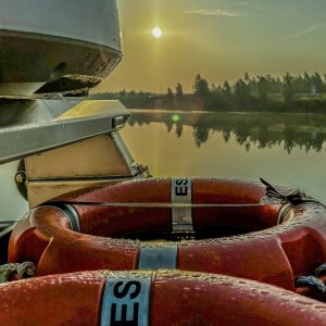 Kaksi pelastusrengasta veneen kannella.